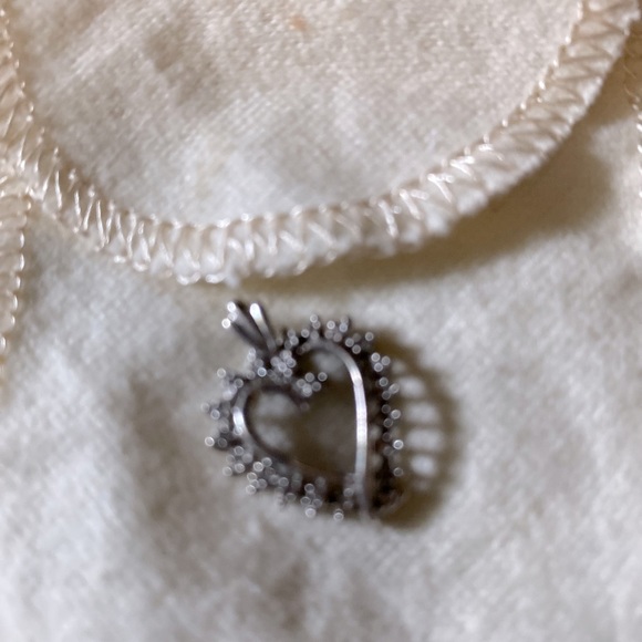 White gold heart pendant 10k - Picture 3 of 3
